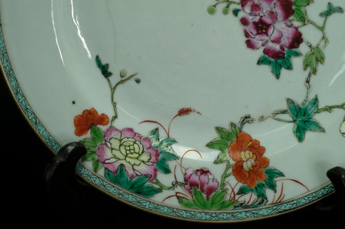 LOT 002 清 粉彩折枝花卉纹盘