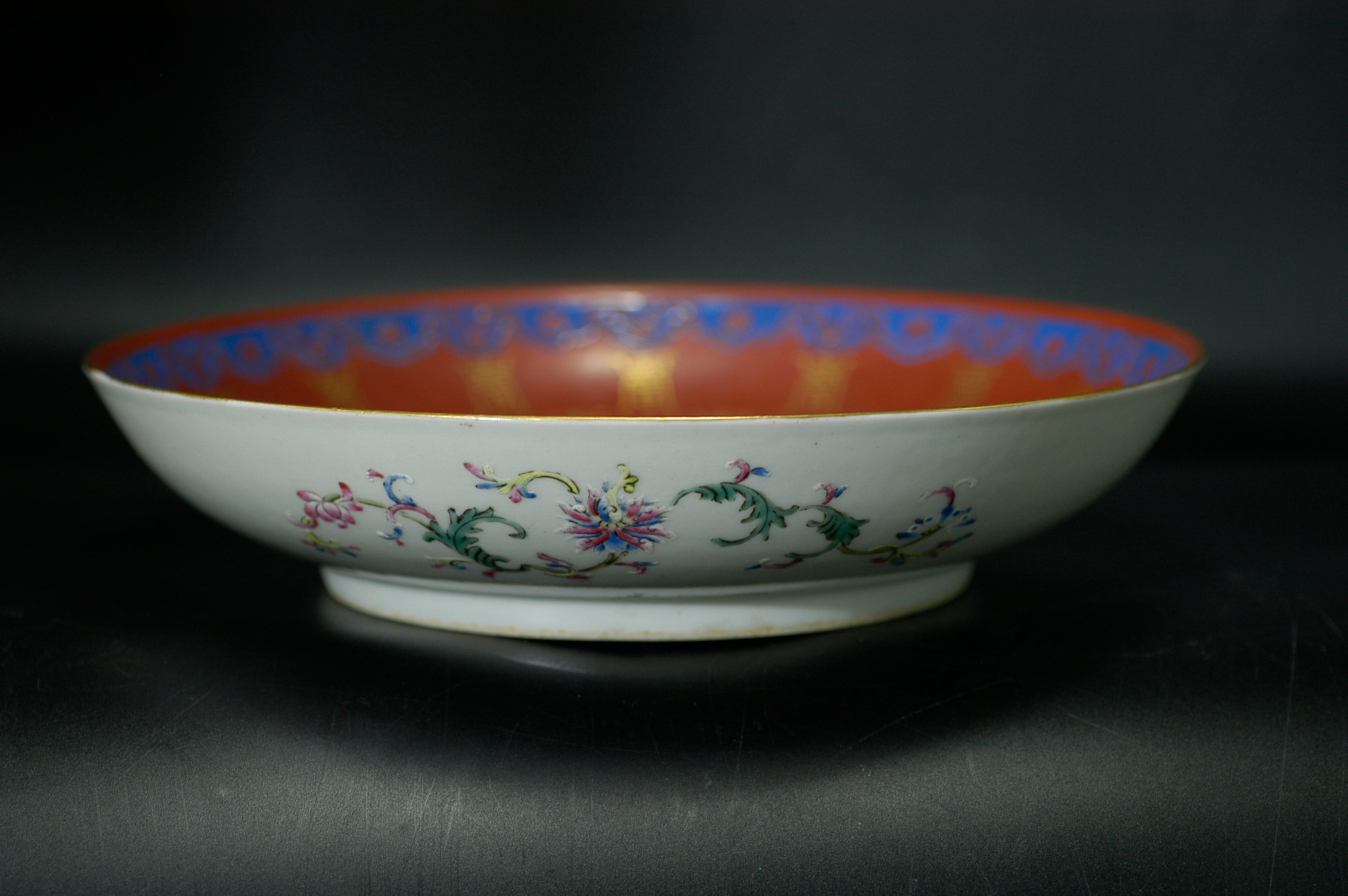 LOT 012 大清光绪年制款 珊瑚红粉彩描金寿字纹盘