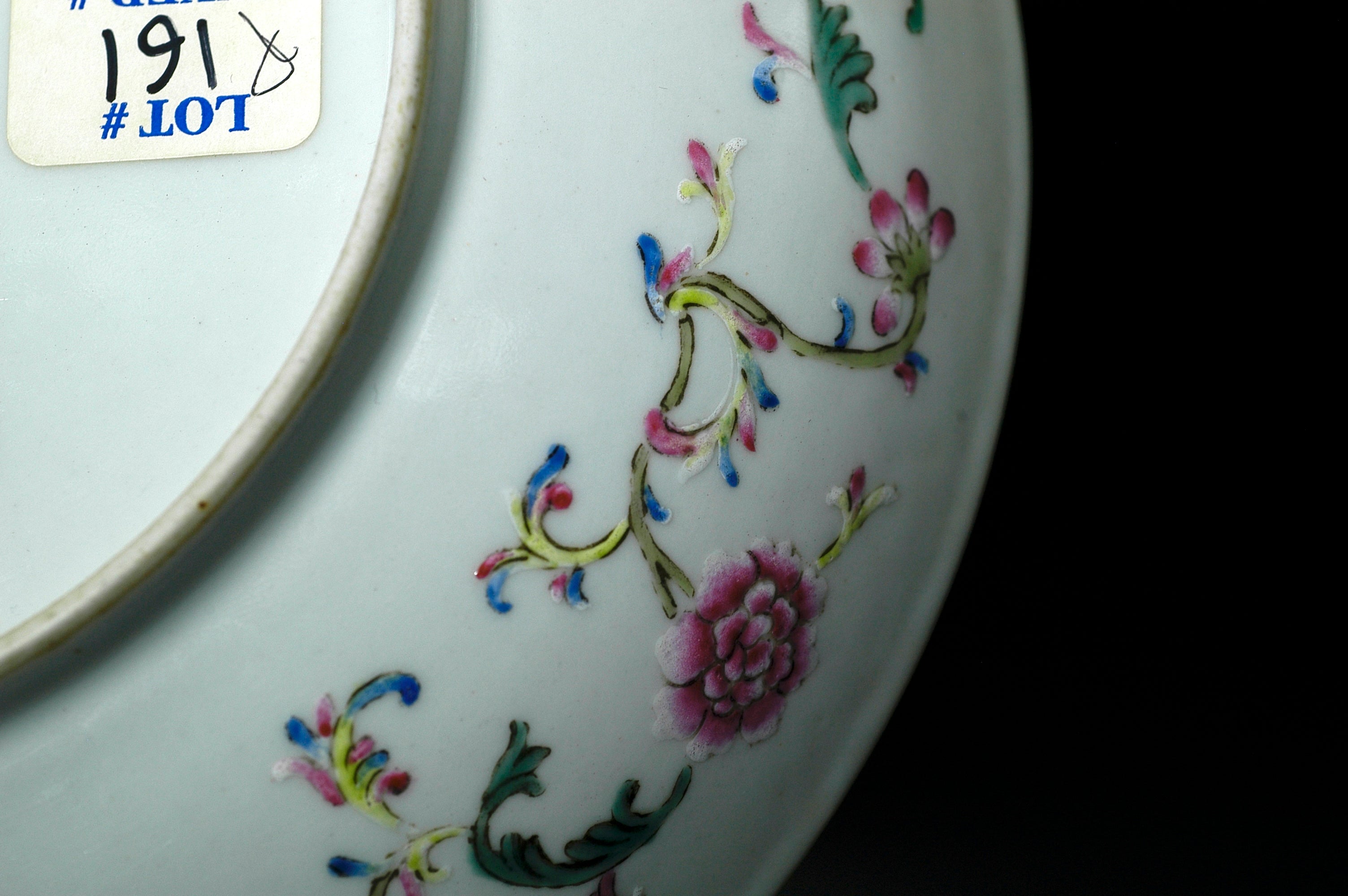 LOT 012 大清光绪年制款 珊瑚红粉彩描金寿字纹盘