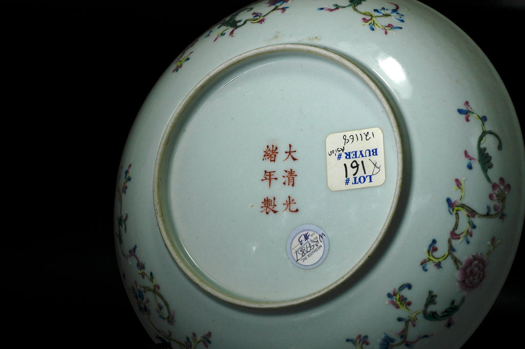 LOT 012 大清光绪年制款 珊瑚红粉彩描金寿字纹盘