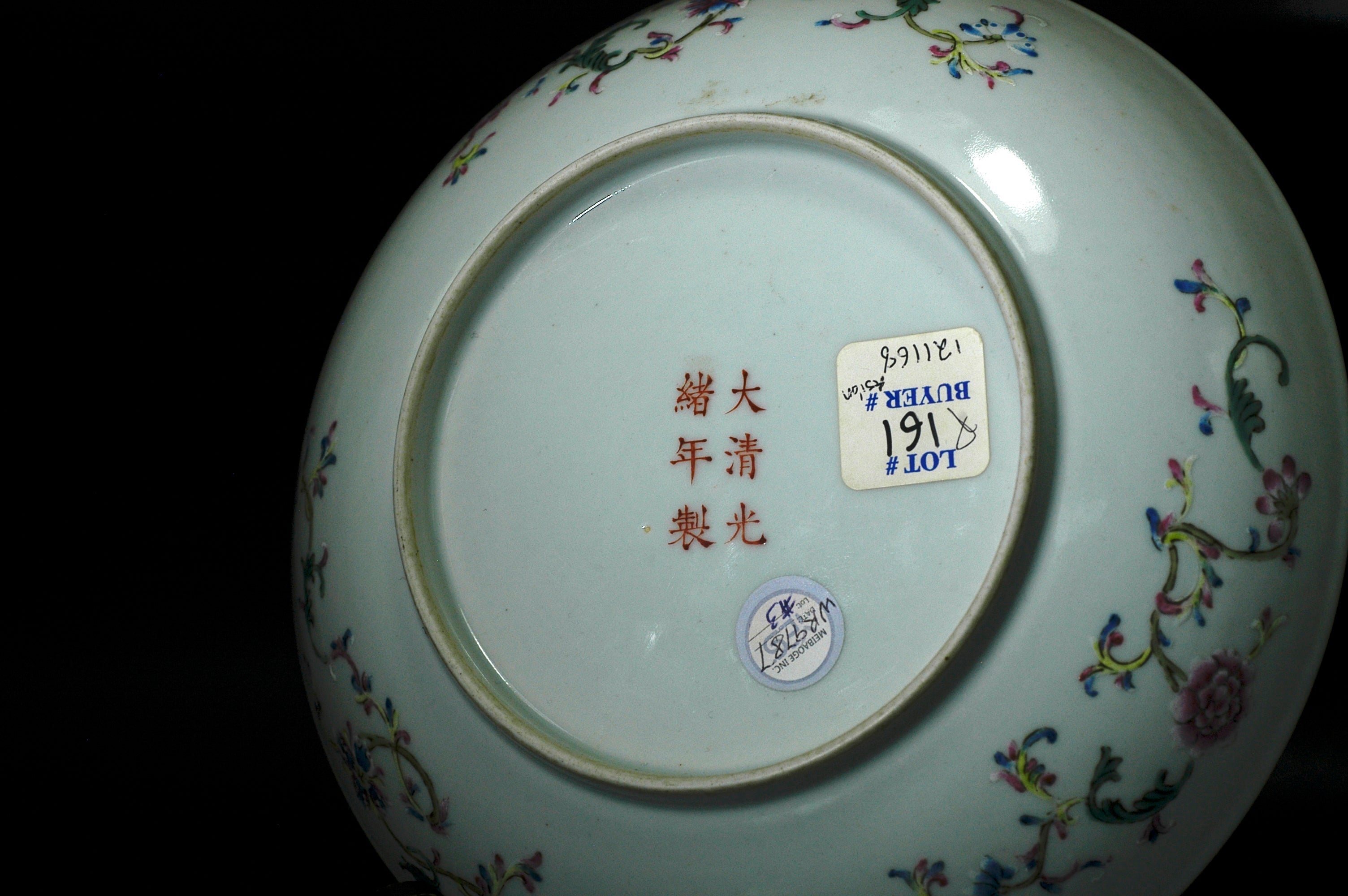 LOT 012 大清光绪年制款 珊瑚红粉彩描金寿字纹盘