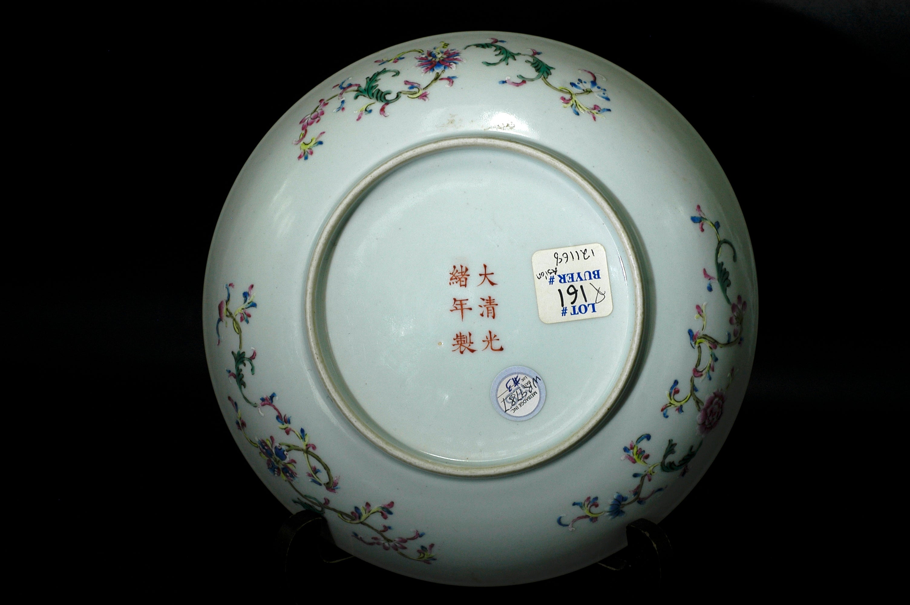 LOT 012 大清光绪年制款 珊瑚红粉彩描金寿字纹盘